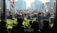 [포토] 우파 시민들 국회 진입 막는 경찰