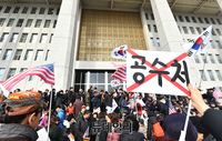[포토]  "패스트트랙법 반대" 외치며 국회 진입 시도하는 우파 시민들