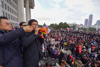 [포토] 국회 앞 '공수처법-선거법' 날치기 규탄하는 김문수