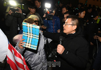 [포토] 시위대 자진해산 설득하는 황교안 한국당 대표