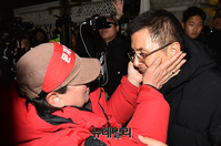 [포토] 국회 농성중인 우파시민들 배웅하는 황교안 대표