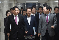 [포토] 한국당 원내대책회의 입장하는 지도부