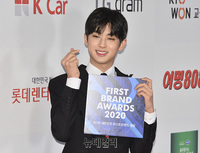 [포토] 가수 김민규, 누나들 마음 불지르는 하트 포즈