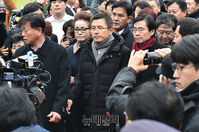 [포토] 지지자들 향해 이동하는 황교안 한국당 대표