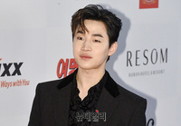 [포토] 멋진 올블랙 수트 입은 헨리