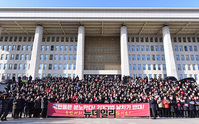 [포토] 국회 앞서 '공수처법 선거법 날치기' 규탄 구호외치는 한국당