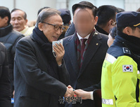 [포토] 지지자들에 인사하는 이명박 전 대통령