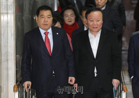 [포토] 원내대책회의 참석하는 심재철-김재원