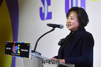 [포토] 서울라이트 개막식서 인사말하는 최경란 대표