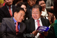 [포토] 국민통합연대 창립대회서 대화나누는 '홍준표-이재오'
