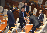[포토] 한국당 의원들 격려하는 심재철