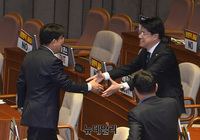 [포토] 필리버스터 마친 후 의원들 격려받는 권성동