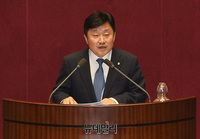[포토] 무제한 토론 나선 최인호 민주당 의원