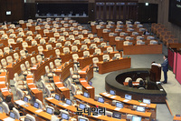 [포토] 텅 빈 국회 본회의장, 계속되는 필리버스터