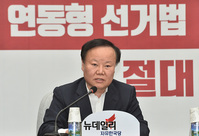 [포토] 모두발언하는 김재원 한국당 정책위의장
