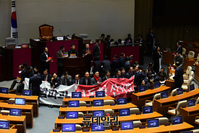 [포토] 발언대 점거농성 들어간 자유한국당