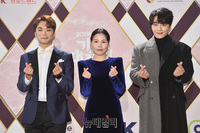 [포토] 수줍게 하트 포즈한 '김신의-알리-민우혁' 