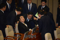 [포토] 한국당 의원들과 대화 나누는 문희상 국회의장