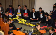 [영상] 한국당 의장석 점거, 강력항의 불구 '공직선거법' 본회의 통과