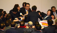 [포토] 한국당 의원들 밟고 단상으로 향하는 문희상 국회의장