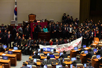 [포토] 본회의장 발언대서 농성하는 자유한국당