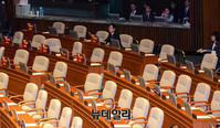 [포토] 김재경 의원 곁 지키는 조경태 한국당 최고위원 