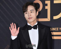 [포토] 오민석, 여심 녹이는 손인사