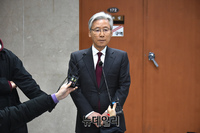 [포토] 기자들의 질문에 답하는 여상규 의원