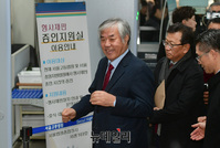 [포토] 밝은표정으로 영장심사 향하는 전광훈 한기총 대표회장