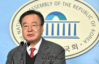 [포토] '한미정상 통화누설' 기소관련 입장 밝히는 강효상