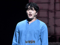 [포토] 민우혁 "뮤지컬 영웅본색으로 인사드려요"