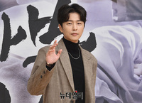 [포토] 배우 신동욱, 훈훈한 손인사