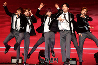 [포토] 교복 입고 컴백한 '베리베리' 타이틀곡은 '레이 백'