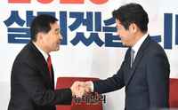 [포토] 국회에서 만난 심재철-유의동