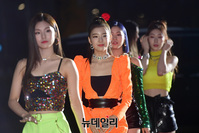 [포토] 팬 환호 속에 등장한 있지