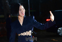 [포토] 손인사하며 등장한 안무가 리아킴