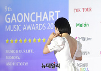 [포토] 등라인 드러낸 가수 벤