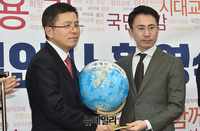 [포토] 황교안 대표에게 지구본 전달하는 남영호 탐험가