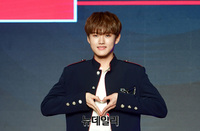 [포토] 이엔오아이 어빈 '수줍은 하트'