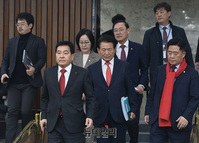 [포토] 원내대책회의 입장하는 한국당 지도부