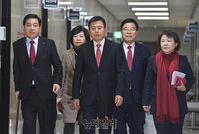 [포토] 한국당 연석회의 입장하는 지도부