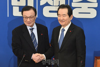 [포토] 악수나누는 '이해찬-정세균'