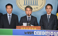 [포토] 민주당 입당 기자회견 갖는 '한경호-육동한-한명진'