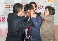 [포토] 붉은 넥타이 선물받는 한국당 4호 영입인재 이종헌 씨