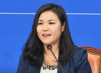 [포토] 인사말하는 민주당 영입 인재 9호 최지은 