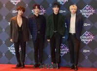 [포토] 가슴라인 드러낸 그룹 일급비밀