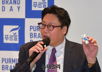 [포토] 하지원 팬사인회 참석한 신동환 푸르밀 대표