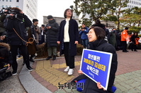 [포토] 김성태 무죄선고 소식에 바닥에 앉아버린 좌파단체