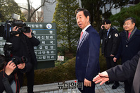 [포토] 무죄 판결… 법원 나서는 김성태 전 한국당 원내대표