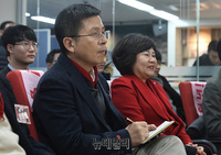 [포토] 90년대생 목소리 귀담아듣는 황교안 한국당 대표